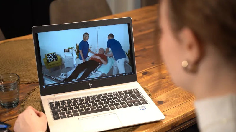 Ergonomiakurssin opiskelua omassa tahdissa tietokoneella: videolla ergonominen vuodesiirto